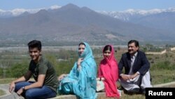 Aktivis Pakistan dan penerima Hadiah Nobel Perdamaian Malala Yousafzai (nomor dua dari kanan), bersama ayahnya Ziauddin Yousafzai (kanan), ibunya, Torpekai (dua dari kiri) dan saudara laki-lakinya, Atal Yousafzai (kiri) di Swat Cadet College Guli Bagh, saat berkunjung ke kampung halamannya, sekitar 15 kilometer di luar Mingora, pada 31 Maret 2018. (Foto: dok).