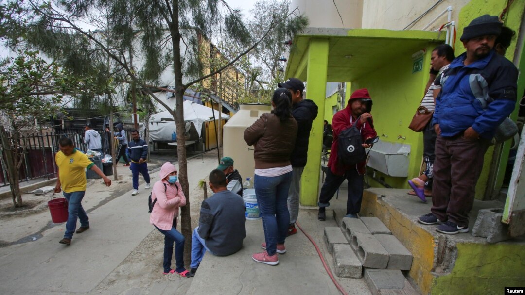 ARCHIVO: Migrantes de diferentes países que solicitaron asilo en EEUU usando la aplicación CBP One esperan por notificaciones de las autoridades de inmigración en Tijuana, México, el 12 de mayo de 203.