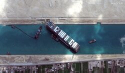 Una imagen de satélite de Maxar Technologies muestra al mercante Ever Given atravesado en el Canal de Suez, Egipto, el 28 de marzo de 2021.