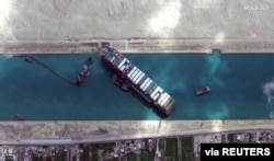 Una imagen de satélite de Maxar Technologies muestra al mercante Ever Given atravesado en el Canal de Suez, Egipto, el 28 de marzo de 2021.