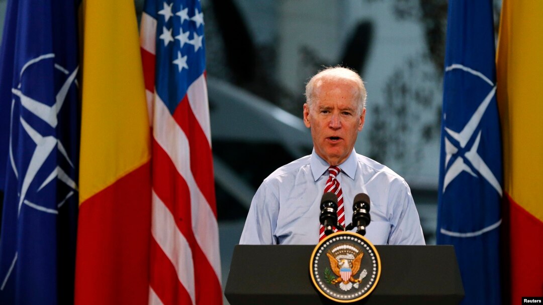 Wakil Presiden Joe Biden berbicara di hadapan tentara Rumania dan AS di markas udara Otopeni dekat Bukares (20/5). (Reuters/Bogdan Cristel)