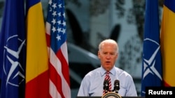 Wapres AS Joe Biden memberikan sambutan di hadapan tentara Roma dan Amerika di pangkalan udara militer dekat Bucharest (20/5).