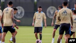 El técnico argentino no confirmó si Lionel Messi será titular, aunque es probable que juegue varios minutos, como en el reciente amistoso contra Ecuador.