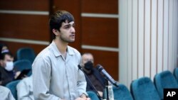 伊朗抗議者穆罕默德·卡拉米在被定罪及被處決前在法庭上發言。（2023年11月30日）