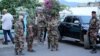 Des soldats de la base des forces armées des Comores attendent à l'extérieur de la "Médina" à Mutsamudu, à Anjouan, Comores, 19 octobre 2018.