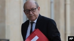 Le ministre de la défense Jean-Yves Le Drian lors d'une réunion d'urgence à Paris, le 7 avril 2017.