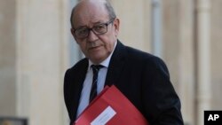 Le ministre de la défense Jean-Yves Le Drian lors d'une réunion d'urgence à Paris, le 7 avril 2017.