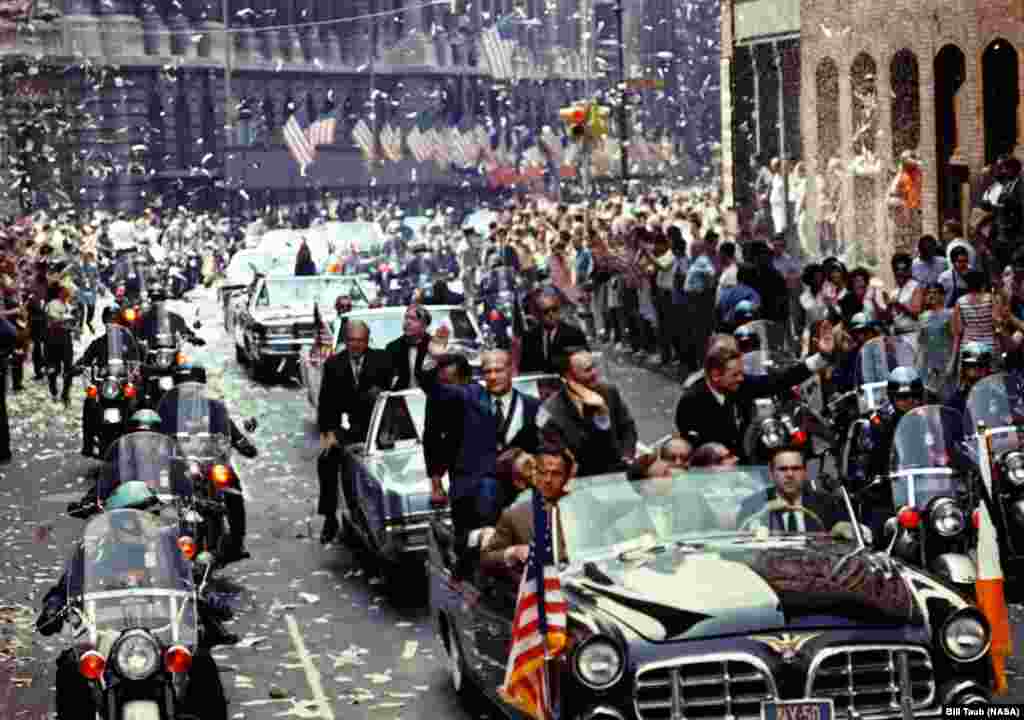 Сказать, что на Земле астронавтов встречали как героев, было бы большим преуменьшением. На этом снимке (слева направо) Олдрин, Коллинз и Армстронг совершают торжественный проезд по &laquo;Каньону героев&raquo; &ndash; так называют часть ньюйоркского Бродвея, по которой проводятся парады в честь знаменательных событий.
