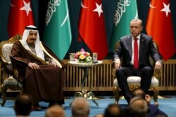 FILE - Turkey's President Tayyip Erdogan (R) and Saudi King Salman attend a ceremony in Ankara, Turkey. Apr. 12, 2016.