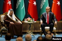FILE - Turkey's President Tayyip Erdogan (R) and Saudi King Salman attend a ceremony in Ankara, Turkey. Apr. 12, 2016.