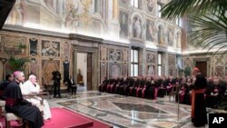 Paus Fransiskus di Clementine Hall, Vatikan, 17 September 2016 (L'Osservatore Romano/Pool Photo via AP).