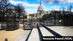 La sécurité est à son maximum au Congrès, où aura lieu ce 20 janvier 2017 l'investiture de Donald Trump à Washington DC, .(VOA/Nastasia Peteuil)