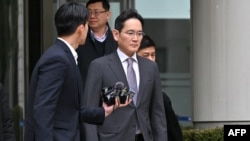 Pimpinan Samsung Electronics Lee Jae-yong (kanan) meninggalkan Pengadilan Distrik Pusat Seoul di Seoul, Korea Selatan, seusai menerima putusan atas kasus merger tahun 2015 yang kontroversial, 5 Februari 2024. (Jung Yeon-je / AFP)