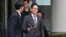 Pimpinan Samsung Electronics Lee Jae-yong (kanan) meninggalkan Pengadilan Distrik Pusat Seoul di Seoul, Korea Selatan, seusai menerima putusan atas kasus merger tahun 2015 yang kontroversial, 5 Februari 2024. (Jung Yeon-je / AFP)