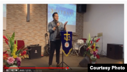 Gersom Situmorang dari BCP Manila menggelar ibadah Minggu lewat streaming YouTube, setelah Manila memberlakukan karantina wabah COVID-19. (Courtesy: Bethany Church Philippines - GBI Manila)