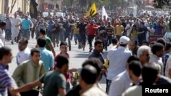 10月4日在开罗，穆尔西和穆斯林兄弟会的支持者与反对穆尔西的示威者发生冲突