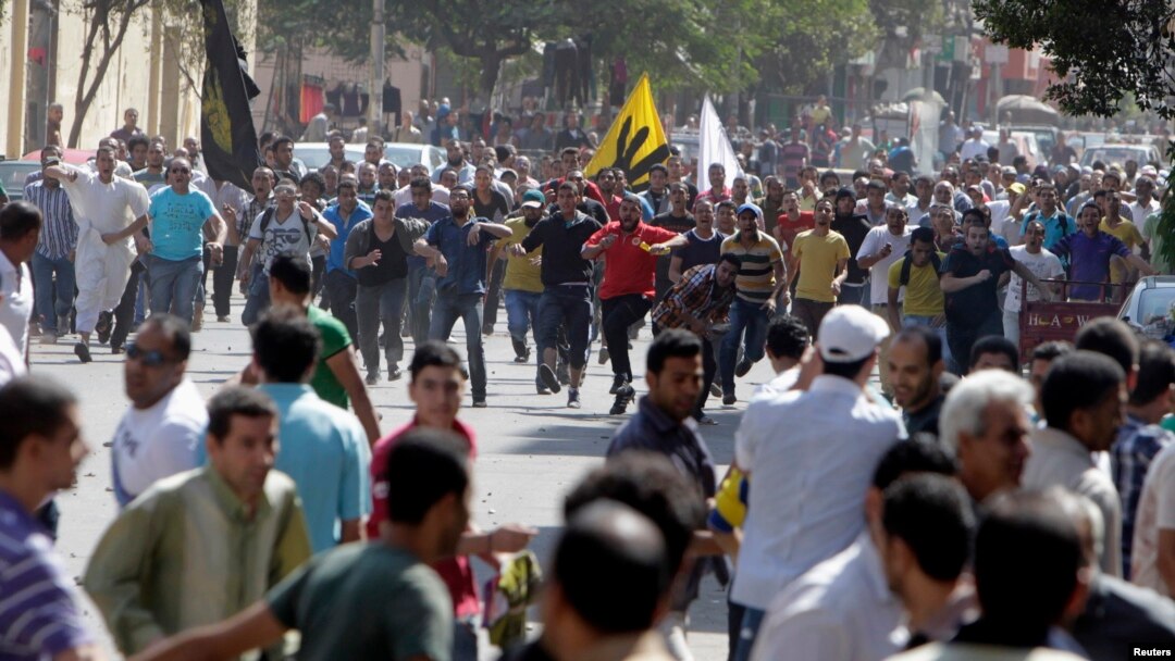 Pristalice zbačenog predsednika Mohameda Morsija i Muslimanskog bratstva sukobile su se sa anti-Morsijevim demonstrantima u kairskoj ulici Šubra, 4. oktobar 2013.
