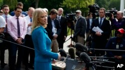 Penasihat Gedung Putih Kellyanne Conway memberikan keterangan kepada media di luar Gedung Putih, Washington D.C., 30 April 2019.