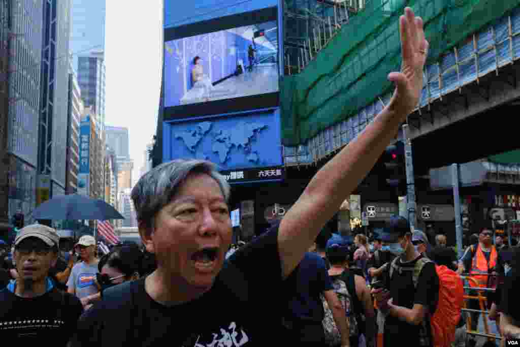 十一游行的组织者之一李卓人张开手掌(代表五大诉求),振臂高呼&ldquo;五大诉求、缺一不可&rdquo;。 (2019年10月1日)