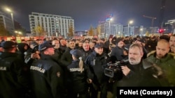 Učesnici protesta blokiraju raskrsnicu ispred Kule Beograda na vodi (FoNet)