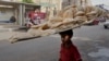 Un vendeur de pain cherche des clients sur un marché dans le quartier de Sayeda Zeinab, au Caire, en Égypte, mardi 14 juin 2016.