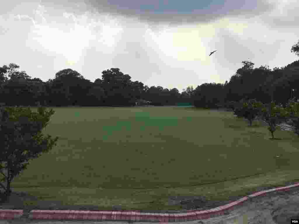 عمارت کے چاروں اطراف خوبصورت سرسبز بڑے میدان ہیں۔