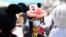 Một phụ nữ mặc trang phục như Minnie Mouse, mang khẩu trang tại New York để ngừa biến thể Delta lây nhiễm cao.