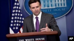 Josh Earnest, vocero de la Casa Blanca, reconoció que EE.UU. debió haber enviado a un representante de alto perfil a la marcha en Francia del domingo.