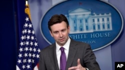 Phát ngôn viên Toà Bạch Ốc Josh Earnest gợi ý rằng sẽ có những biện pháp tiếp theo lệnh hành chính