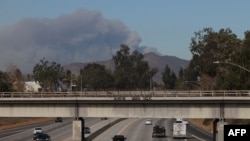 Uma nuvem de fumo do incêndio Hughes enche o céu sobre a autoestrada State Route 170 Hollywood, em Los Angeles, a 22 de janeiro de 2025.