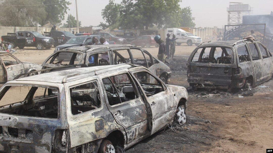 Dalam foto yang diambil pada 10 Februari 2020 ini, tampak mobil-mobil terbakar dalam serangan yang diduga dilakukan kelompok ISIS Provinsi Afrika Barat (ISWAP) di Auno, Nigeria. (Foto: AFP/Audu Marte)
