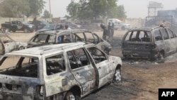 Dalam foto yang diambil pada 10 Februari 2020 ini, tampak mobil-mobil terbakar dalam serangan yang diduga dilakukan kelompok ISIS Provinsi Afrika Barat (ISWAP) di Auno, Nigeria. (Foto: AFP/Audu Marte)