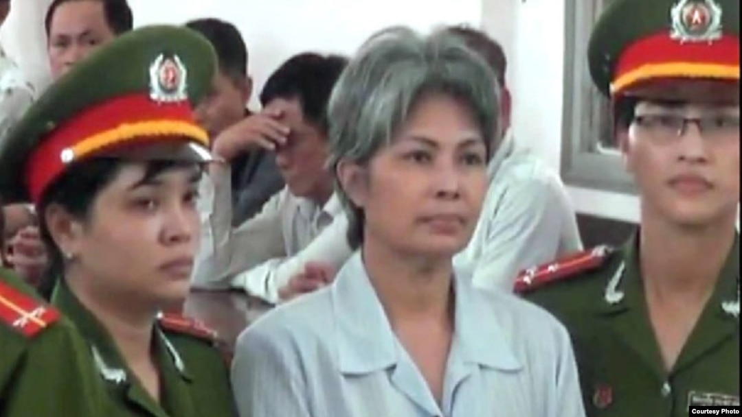 Tòa án tỉnh Đồng Tháp tuyên án bà Hằng 3 năm tù giam với tội danh ‘gây rối trật tự công cộng’ theo điều 245 Bộ Luật hình sự vào tháng 8 năm 2014. 