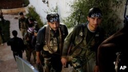 시리아 알레포 외곽 도시에서 정부군과의 교전을 앞두고 무기를 점검하는 반정부군들