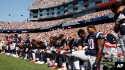 Jwè ekip pwofesyonèl foutbòl ameriken ki pote non: New England Patriots la. (Foto:AP/Michael Dwyer) Houston, Texas, 24 septanm 2017.