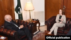 دیدار لارل میلر نماینده ویژه آمریکا در امور افغانستان و پاکستان با سرتاج عزیز با مشاور نخست وزیر پاکستان - ۵ دسامبر ۲۰۱۶ 