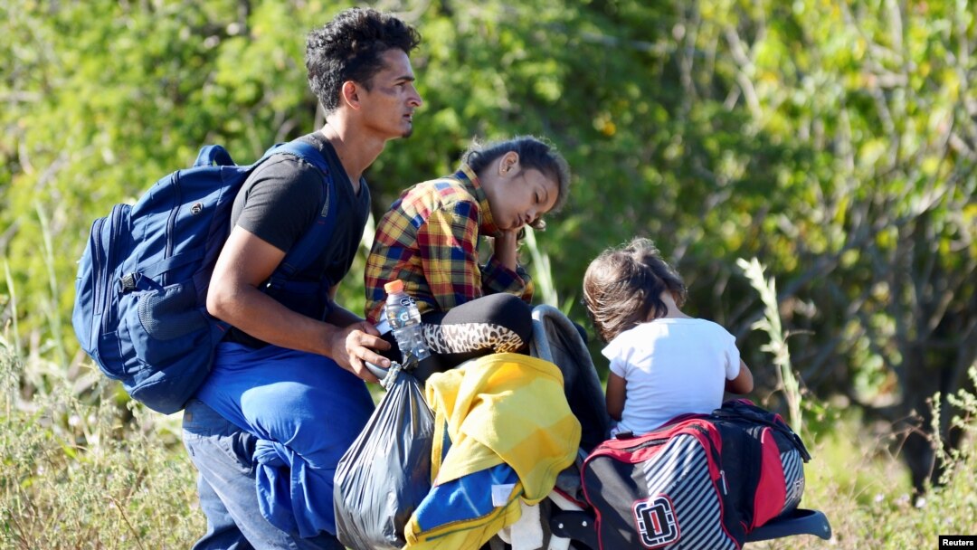 Un migrante empuja un coche con sus hijas dentro de una caravana en Chahuites, México, el 8 de noviembre de 2021. 