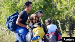 Un migrante empuja un coche con sus hijas dentro de una caravana en Chahuites, México, el 8 de noviembre de 2021. 