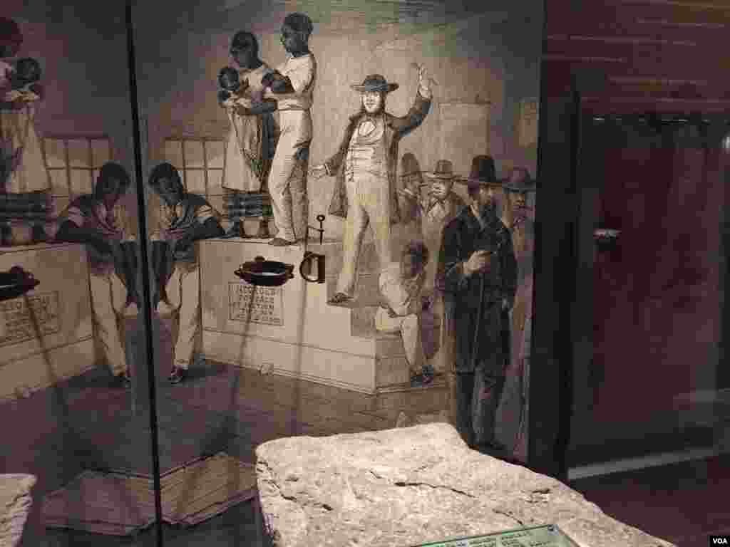 Yon foto ki montre mache kote yo te konn vann Afriken ameriken yo kòm esklav nan vil Hagerstown nan Maryland. Foto sa a enstale nan mize kiltirèl ak istwa Afriken Ameriken yo ou Smithsonian National Museum of African American History &amp; Culture ki nan Washington, D.C. (C. Simkins/VOA)