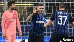 Pemain Inter Milan, Mauro Icardi (tengah), merayakan gol yang dicetaknya dalam laga Inter Milan vs Barcelona, 6 November 2018.