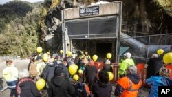 Keluarga para penambang berkumpul di pintu masuk Tambang Sungai Pike, dekat Greymouth di Pantai Barat, Selandia Baru, Selasa, 21 Mei 2019. (Foto: (Neil Silverwood/Pike River Recovery Agency via AP)