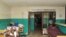 Des personnes attendent devant l'unité de soins intensifs de l'hôpital Phebe, dans la ville de Bong, dans le centre du Libéria,  le 27 mai 2019.