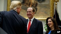 Le président Donald Trump accueille David Malpass, chargé des affaires internationales au Trésor américain, et son épouse Adele, à la Maison Blanche, le 6 février 2019.