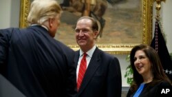 Президент США Дональд Трамп поздравляет Дэвида Малпасса и его жену Адель с номинацией на пост главы Всемирного банка. Белый дом. 6 февраля 2019 г.