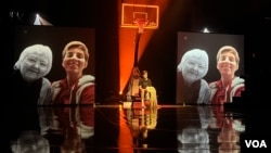 KS6: Small Forward, Belarus Free Theatre, 24 сентября 2024. На экране – фото Катерины Снытиной с бабушкой.