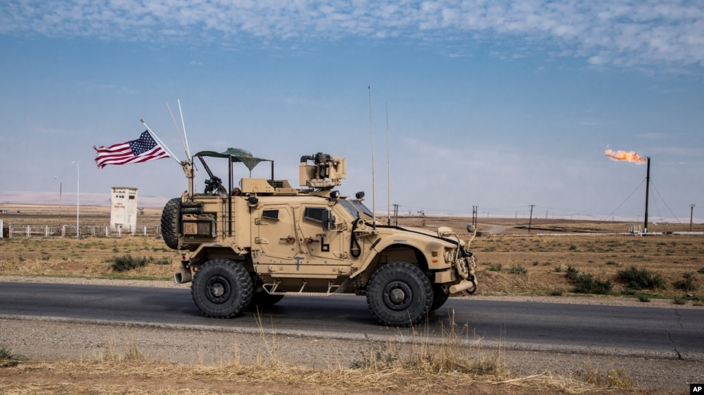 资料照片：在叙利亚东部油田巡逻的美军部队。(2019年10月28日) (photo:VOA)