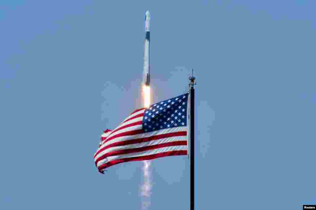 خلا بازوں کے لیے فالکن نائن میں خصوصی طور پر ڈیزائن کردہ کپیسول رکھا گیا ہے جس میں تمام ضروری سہولیتں فراہم کی گئی ہیں۔