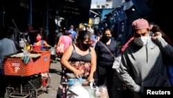 La gente compra en un mercado de productos frescos durante el brote de la enfermedad por coronavirus (COVID-19), en Ciudad de Guatemala, Guatemala, 21 de mayo de 2020.