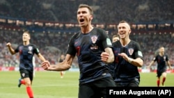 Mario Mandžukić i Ivan Perišić proslavljaju drugi gol Hrvatske u polufinalu Svetskog kupa u Rusiji (Foto: AP/Frank Augstein)