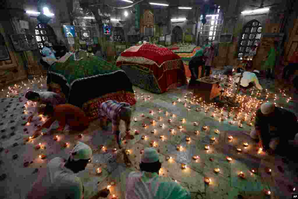 گروهی از مسلمانان هندو شمع و چراغ در یک زیارتگاه در شهر احمدآباد روشن کرده اند. آنها به هشدارهای همه گیری کرونا بی توجه هستند. هند تنها روز دوشنبه ۲۰ هزار مورد کرونا ثبت کرد. 